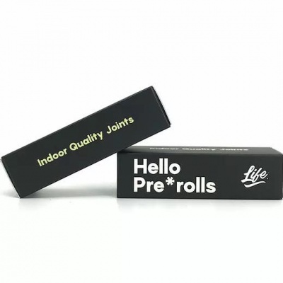 Caixas pretas para produtos de fumo com textos Indoor Quality Joints e Hello Pre*rolls Life