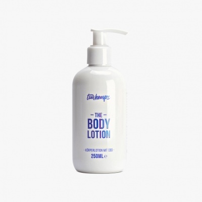 Frasco branco de body lotion com doseador e texto em azul e roxo.