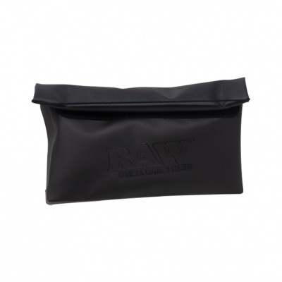 Bolsa preta com fecho e logo RAW em relevo