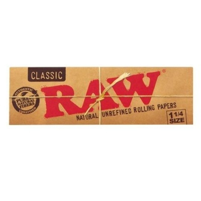 Pacote de papel de seda RAW Classic para enrolar tabaco em cartão castanho com letras vermelhas e pretas