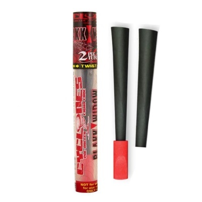 Tubo vermelho com texto e dois cones pretos com base vermelha