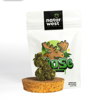 Embalagem de CBD natur west com flor de CBD sobre base de cortiça