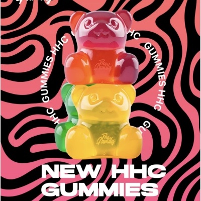 Pacote de gomas HHC em formato de ursos coloridos com fundo ondulado rosa e preto