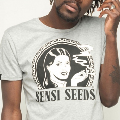 T-shirt cinzenta com estampado preto e branco e texto SENSI SEEDS