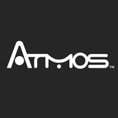 Logotipo branco da marca ATMOS em fundo preto