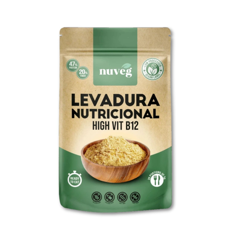 Levedura Nutricional + B12 Embalagem de levedura nutricional com texto e imagem do produto em taça