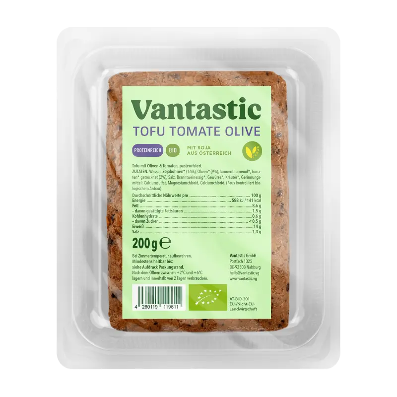Tofu Bio com Tomate e Azeitonas Pacote transparente com tofu de tomate e azeitona, rótulo verde com texto e informações nutricionais.