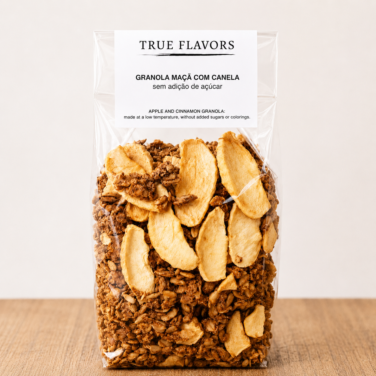 True Colors Granola Maçã com Canela Pacote de granola maçã com canela em embalagem transparente com rótulo branco