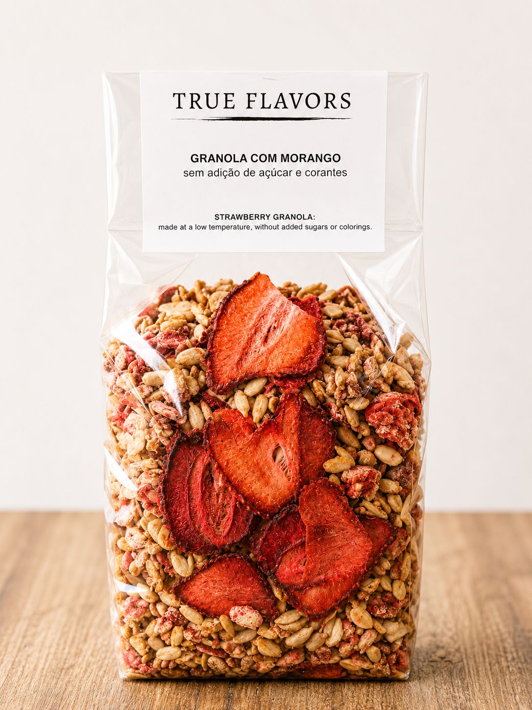 True Colors Granola com Morango Pacote transparente de granola com morango com etiqueta branca e texto preto