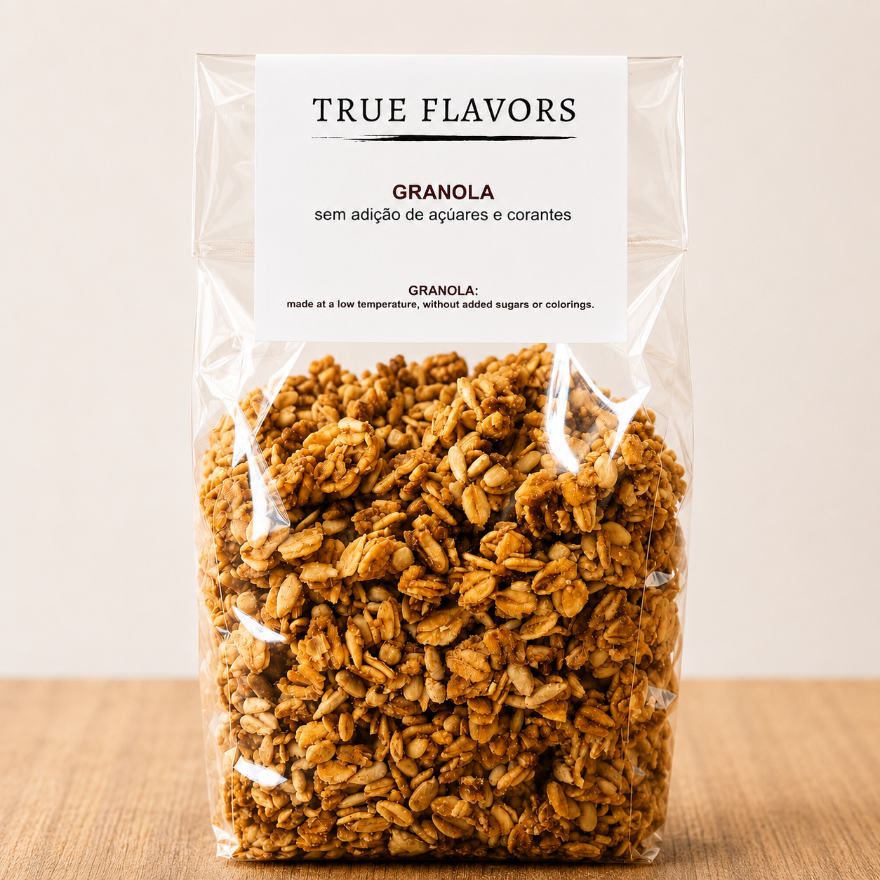 True Flavors Granola Simples Pacote transparente de granola True Flavors com etiqueta branca e granola castanho dourado.