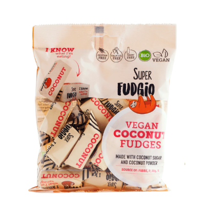 Embalagem de doces vegan Super Fudgio Vegan Coconut Fudges com texto e ícones de características alimentares.