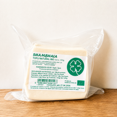 Tofu natural bio SHAMBHALA embalado em plástico transparente com etiqueta branca e verde
