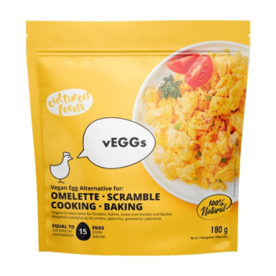 Embalagem amarela de alternativa vegan ao ovo vEGGs com imagem de ovos mexidos e tomate