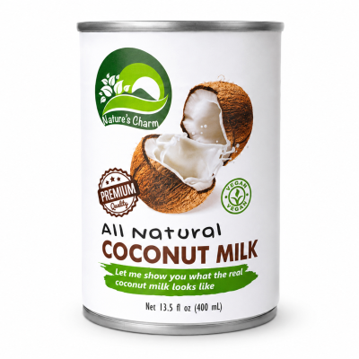 Lata branca de leite de coco natural com desenho de coco partido e textos em inglês.