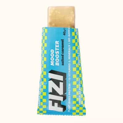 Barra proteica FIZZI Mood Booster sabor caramelo salgado em embalagem azul e amarela