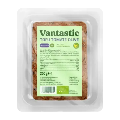Pacote transparente com tofu de tomate e azeitona, rótulo verde com texto e informações nutricionais.
