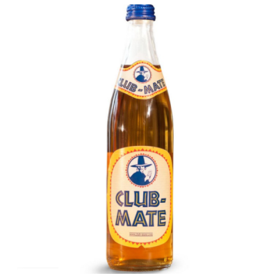 Garrafa de vidro CLUB-MATE com rótulo amarelo e texto azul