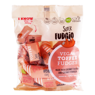 Pacote de doces Super Fudgio Vegan Toffee Fudges com texto e selos indicativos.