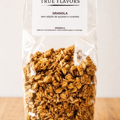 Pacote de granola TRUE FLAVORS sem adição de açúcares e corantes em embalagem transparente