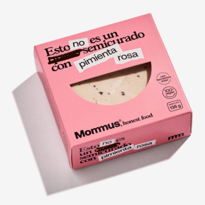 Embalagem rosa com texto e queijo visível com pimenta rosa