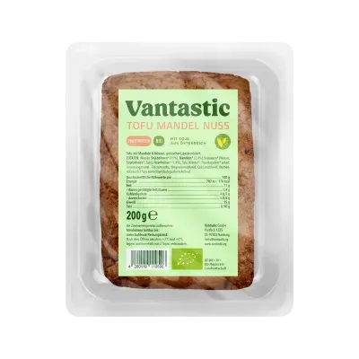 Embalagem plástica contendo tofu fumado com amêndoas e nozes da marca Vantastic