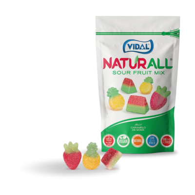Pacote de gomas VIDAL Naturall Sour Fruit Mix e três gomas coloridas fora do pacote em formato de frutos