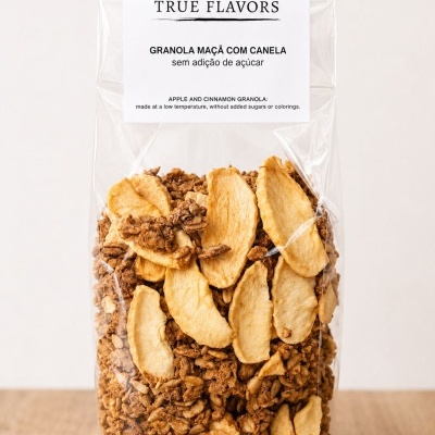 Pacote de granola maçã com canela TRUE FLAVORS transparente com pedaços de maçã desidratada e granola
