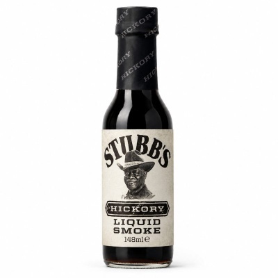 frasco de molho liquid smoke da marca Stubbs com rótulo branco preto e imagem de homem de chapéu
