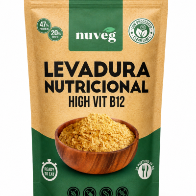 Embalagem de levedura nutricional em tons de verde e kraft com texto e imagem de flocos amarelos em taça de madeira.