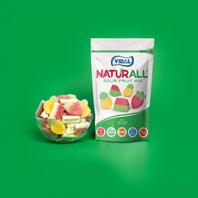 Pacote de doces Vidal Naturall e taça com doces coloridos