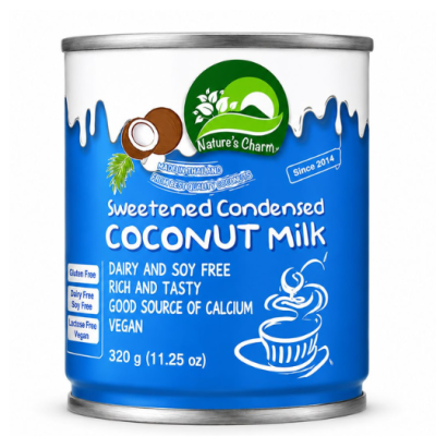 Lata azul de leite de coco adoçado Natures Charm 320 g com texto e gráficos brancos