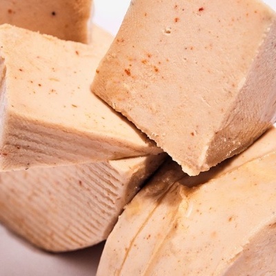 Blocos de halva bege com partículas castanhas e textura estriada