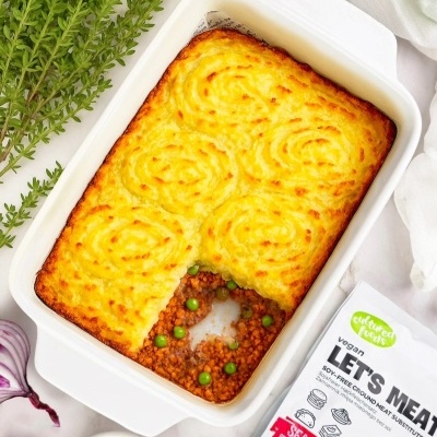 Prato branco com gratinado de puré e carne vegetariana, pacote LETS MEAT e ervilhas verdes