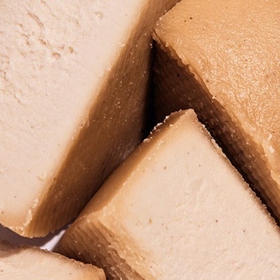 Pedaços de queijo bege claro com textura firme