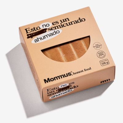 Embalagem castanha clara de produto alimentar fatiado com texto e selos informativos