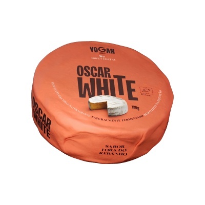 Queijo vegan tipo brie em embalagem laranja com texto preto