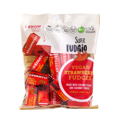 Pacote de fudge vegano sabor morango com embalagens transparentes e texto em branco e vermelho