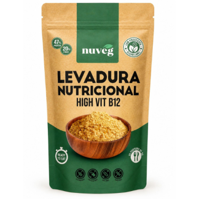 Pacote de levedura nutricional nuveg com flocos amarelos em recipiente de madeira