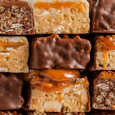 Barras de chocolate variadas cortadas mostrando texturas e recheios