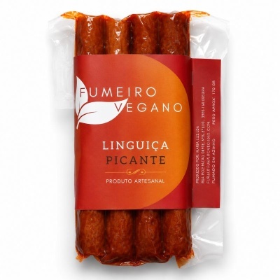 Linguiças vegan picantes em embalagem plástica com rótulo vermelho