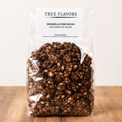 Pacote transparente com granola de cacau e etiqueta branca True Flavors