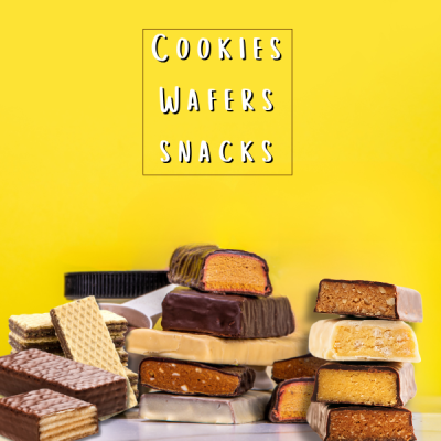 Vários cookies, wafers e snacks com chocolate empilhados em fundo amarelo