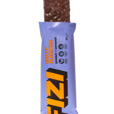 Barra de chocolate parcialmente fora da embalagem azul roxa com texto laranja e preto FIZZI peanut caramel