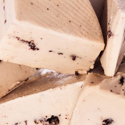 Pedaços de doce claro com pontos escuros