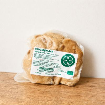 Seitan tipo P bio embalado a vácuo com etiqueta branca e verde sobre madeira clara