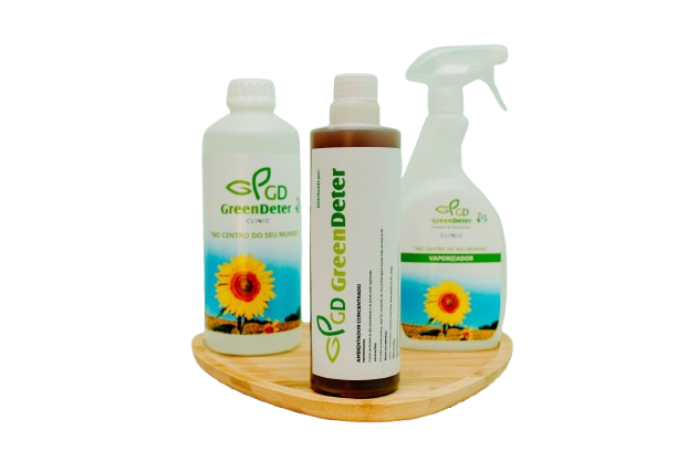 Três frascos de produtos de limpeza GreenDeter com rótulos de girassol, em suporte de madeira