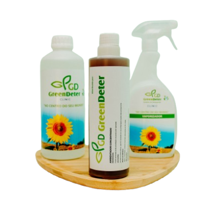 Três frascos de produtos de limpeza GreenDeter com rótulos de girassol, em suporte de madeira