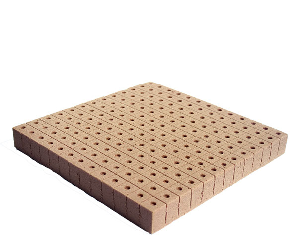 Tablero Espuma Fenólica 2x2x2.4 Bloco quadrado de cubos castanhos claros com furos circulares