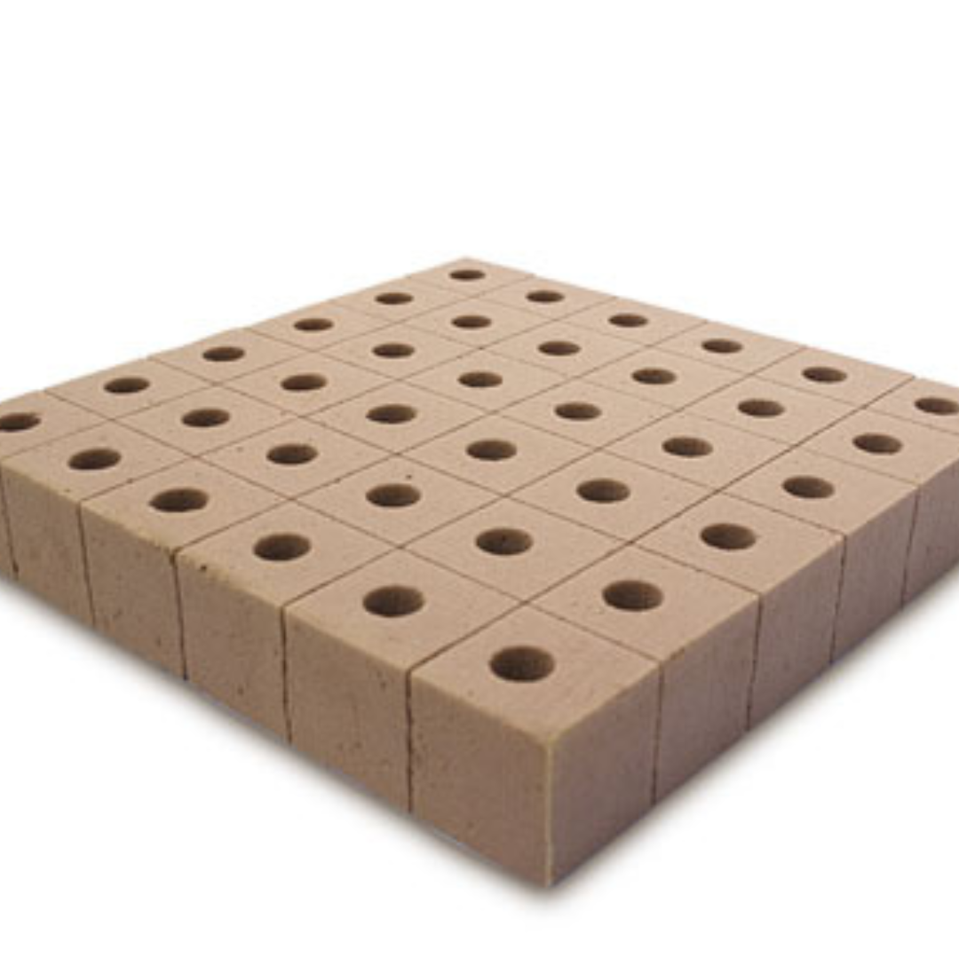 Tablero Espuma Fenólica 5x5x5 Blocos quadrados bege com furos centrais dispostos em grelha