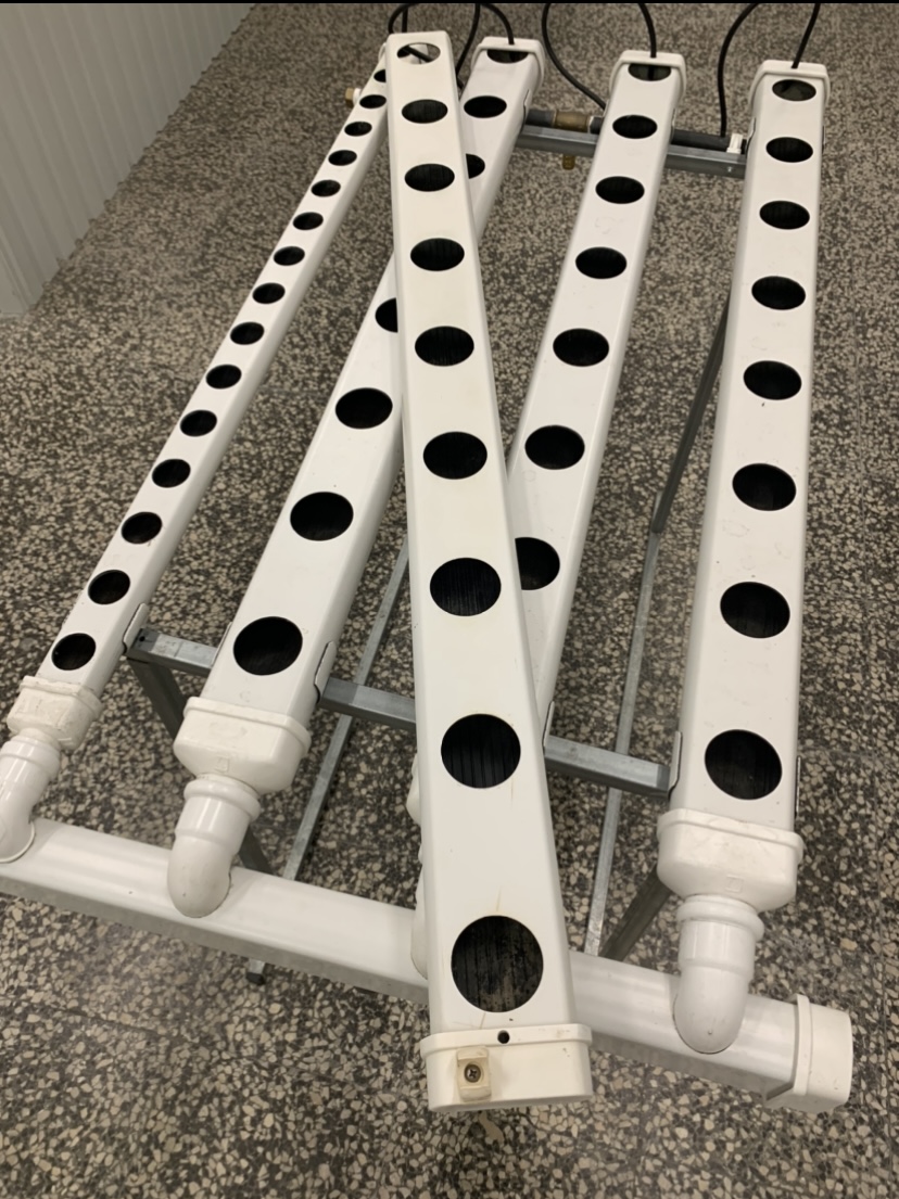 1 metro Perfil Perforado de 80 mm con Tapón - Segunda mano Sistema hidropónico com tubos brancos de PVC e orifícios redondos